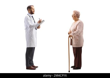 Immagine a tutto profilo di un medico che scrive un documento e si trova in piedi con una paziente anziana isolata su sfondo bianco Foto Stock