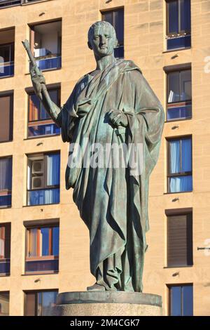 Statua in bronzo di Giuseppe Bonaparte (1768-1844), fratello di Napoleone i (1769-1821) ad Ajaccio (Corse-du-Sud) sull'isola di Corsica, Francia Foto Stock