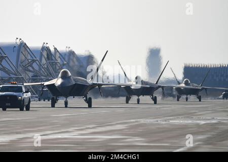 Seul, Corea del Sud. 20th Dec, 2022. (In questa foto dell'handout fornita dal Ministero della Difesa sudcoreano), Stati Uniti F-22 caccia jet taxi dopo l'atterraggio durante le esercitazioni aeree congiunte con la Corea del Sud a Gunsan, Corea del Sud il 20 dicembre 2022. (Handout Photo Korean Defense Ministry via Credit: Sipa USA/Alamy Live News Foto Stock