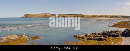 Newport, Pembrokeshire, Galles - 2022 agosto: Vista panoramica della spiaggia e della costa con la bassa marea Foto Stock