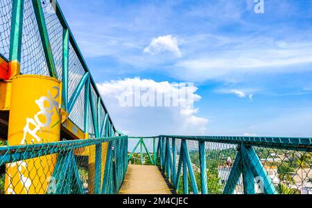 Ponte pedonale passaggio pedonale passerella passerelle skyway con vista panoramica a Zicatela Puerto Escondido Oaxaca Messico. Foto Stock