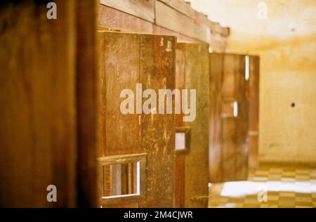 Porte delle celle della prigione nel Museo del genocidio di Tuol Sleng, ex scuola superiore della preda di Tuol Svay, usata come prigione di sicurezza 21, S-21, dal regime dei Khmer rossi. Foto Stock