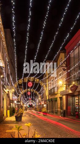 Chaves, Portogallo - 10 dicembre 2022: Bella vista notturna strada della città di Chaves in Portogallo, decorata con luci di Natale. Foto Stock