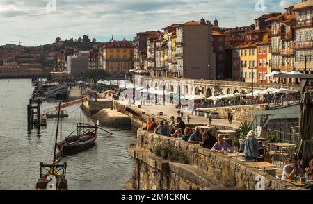 Passeggiata a Porto, la gente cammina, rilassarsi e nuotare in barca Foto Stock
