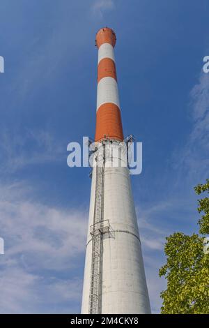 Struttura a camino rosso e bianco nella centrale termica Foto Stock