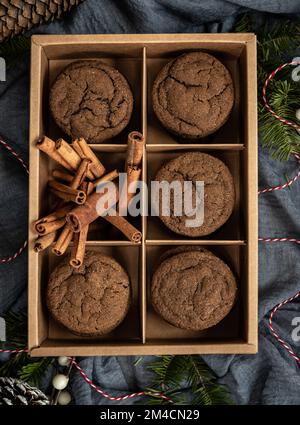 Confezione regalo di biscotti alla melassa con bastoncini di cannella Foto Stock