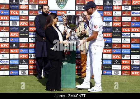 Il capitano della squadra di cricket inglese, ben Stokes riceve il trofeo vincente durante la cerimonia di presentazione alla fine del quarto giorno della partita di test 3rd tra Pakistan e Inghilterra tenutasi al National Stadium di Karachi martedì 20 dicembre 2022. Foto Stock