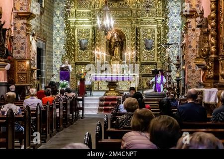 Messa di mezzogiorno in corso nella Parrocchiale cattolica romana di San Bernando a las Palmas, Gran Canaria. Foto Stock