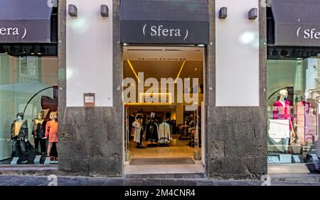 Una filiale di sfera, un negozio di abbigliamento per tutti, di proprietà di El Corte Inglés a Las Palmas, Gran Canaria. Foto Stock