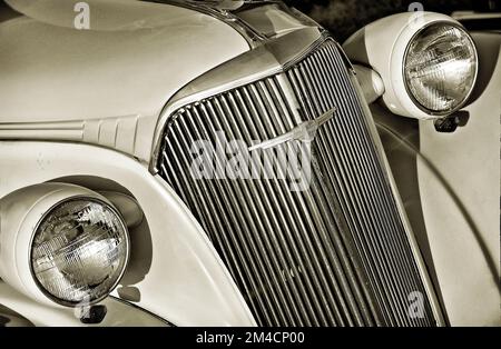 Maryville, Tennessee, Stati Uniti - 5 agosto 2011: Una vista ravvicinata di una griglia Chevy '30s e fari con un bordo nero ruvido stretto circondato Foto Stock