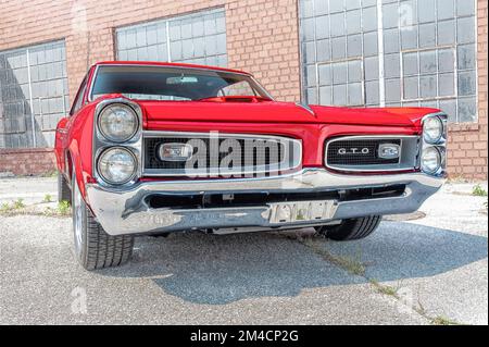 Maryville, Tennessee, Stati Uniti - 12 maggio 2011: Bella come nuovo rosso 1966 Pontiac GTO fotografato dalla parte anteriore destra della vettura con largo-ang Foto Stock