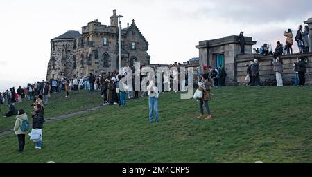 Calton Hill, Edimburgo, Scozia, Regno Unito. 20th dicembre 2022. Centinaia di turisti cinesi hanno preso il controllo dei monumenti della capitale scozzese, non chiaro se sono in visita per la festa o un evento speciale, tuttavia, sono rimasti delusi che il tramonto si è allontanato senza dare una visualizzazione stupefacente. Credit: ArchWhite/alamy live news. Foto Stock