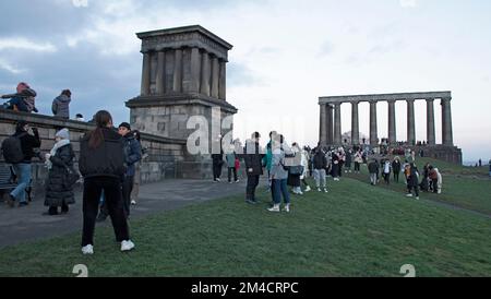 Calton Hill, Edimburgo, Scozia, Regno Unito. 20th dicembre 2022. Centinaia di turisti cinesi hanno preso il controllo dei monumenti della capitale scozzese, non chiaro se sono in visita per la festa o un evento speciale, tuttavia, sono rimasti delusi che il tramonto si è allontanato senza dare una visualizzazione stupefacente. Credit: ArchWhite/alamy live news. Foto Stock