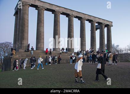 Calton Hill, Edimburgo, Scozia, Regno Unito. 20th dicembre 2022. Centinaia di turisti cinesi hanno preso il controllo dei monumenti della capitale scozzese, non chiaro se sono in visita per la festa o un evento speciale, tuttavia, sono rimasti delusi che il tramonto si è allontanato senza dare una visualizzazione stupefacente. Credit: ArchWhite/alamy live news. Foto Stock