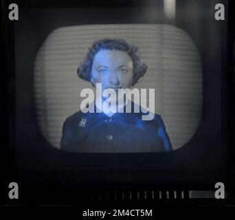 1958, immagine storica che mostra Polly Elwes, presentatrice della BBC in visione su un set televisivo dell'epoca, Inghilterra, Regno Unito. Dal 1959 al 1962, è stata anche reporter del programma di notizie della BBC, Tonight ed è stata un volto televisivo molto popolare del suo tempo, essendo stata votata la personalità femminile più importante della TV. Nel 1960, sposò Peter Dimmock, presentatore del programma Sportsview della BBC e responsabile delle trasmissioni esterne e ridusse il suo lavoro televisivo per prendersi cura di suo marito e dei suoi tre figli. Foto Stock