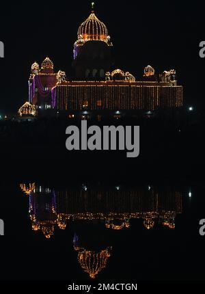 NEW DELHI, INDIA - Sri Bangla Sahib Gurudwara vista notturna durante gurunanak dev ji jayenti Foto Stock