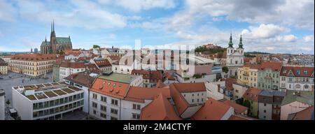 Veduta aerea panoramica di Brno con Castello Spilberk e Cattedrale di San Pietro e Paolo - Brno, Repubblica Ceca Foto Stock