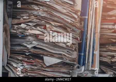 Scaffali con vecchi fogli in cartelle, vecchi file consumati. Foto Stock