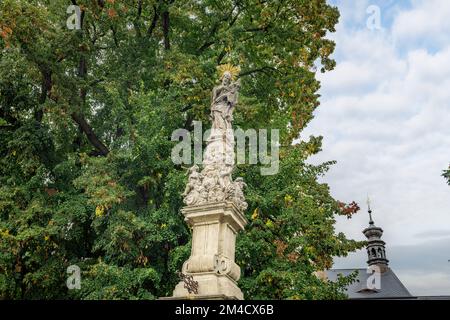 Statua di Giovanni di Nepomuk vicino all'Ossario di Sedlec - Kutna Hora, Repubblica Ceca Foto Stock