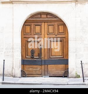 Parigi, un'antica porta di legno, bella facciata nel 11e circondario Foto Stock