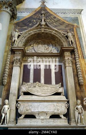 Tomba di Carlo Marsuppini (umanista italiano), Basilica di Santa Croce, Basilica di Santa Croce, Firenze, Firenze, Toscana, Italia, Europa Foto Stock