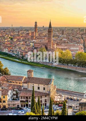 Verona, Veneto, Italia. Il centro storico di Verona attraversato dal fiume Adige. Vista dalla collina di San Pietro al tramonto. Foto Stock