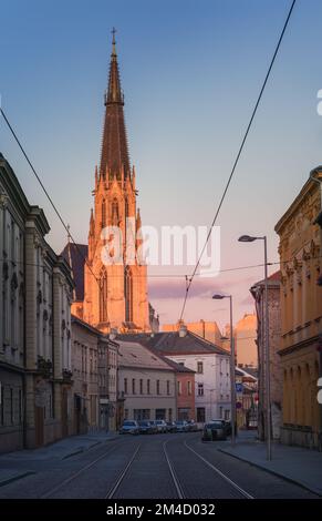 Via Denisova e Cattedrale di San Venceslao al tramonto - Olomouc, Repubblica Ceca Foto Stock