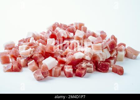 primo piano di pancetta affumicata a cubetti di maiale salato isolato su uno sfondo bianco Foto Stock