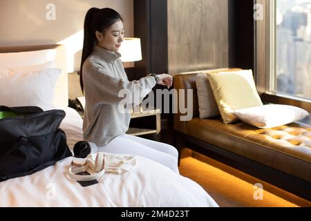 Giovane donna cinese che si prepara per uscire e allenarsi Foto Stock