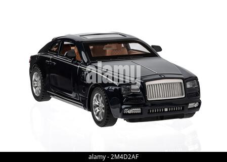 18 dicembre 2022, Mosca, Russia: Modello di auto di lusso Rolls-Royce Phantom, sfondo bianco. Spazio di copia. Foto Stock