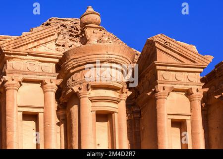Monastero di ad Deir nell'antica città di Petra, vista ravvicinata della Giordania, patrimonio dell'umanità dell'UNESCO Foto Stock