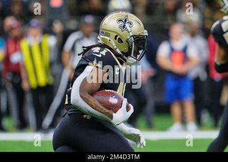 New Orleans, Louisiana, Stati Uniti. 18th Dec, 2022. New Orleans Saints Rrunning back Alvin Kamara corre la palla contro gli Atlanta Falcons in una partita NFL a New Orleans, Louisiana USA il 18 dicembre 2022. I Santi battono i Falconi 21-18. (Credit Image: © Dan Anderson/ZUMA Press Wire) Foto Stock