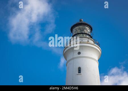 Un vecchio faro bianco a Frederikshavn, hritshals, Danimarca costruito durante la guerra mondiale Foto Stock