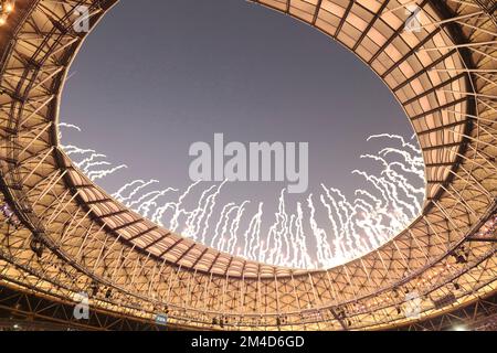 Doha, Katar. 18th Dec, 2022. Primo : 12/18/2022, Calcio, COPPA DEL MONDO FIFA 2022 QATAR, Coppa del mondo 2022 Qatar, Coppa del mondo 2022 Qatar, finale, finale, finale Argentina, Argentina, ARG - Francia . Francia, fra 4-2 pl: Lusail iconic Stadium, fuochi d'artificio Credit: dpa/Alamy Live News Foto Stock