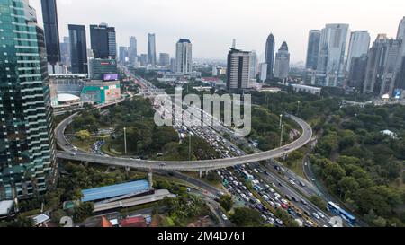 Veduta aerea dall'alto verso il basso dello splendido scenario dello Stadio Senayan. Con sfondo di Jakarta. Giacarta, Indonesia, 21 dicembre 2022 Foto Stock