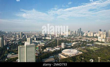 Veduta aerea dall'alto verso il basso dello splendido scenario dello Stadio Senayan. Con sfondo di Jakarta. Giacarta, Indonesia, 21 dicembre 2022 Foto Stock