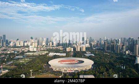 Veduta aerea dall'alto verso il basso dello splendido scenario dello Stadio Senayan. Con sfondo di Jakarta. Giacarta, Indonesia, 21 dicembre 2022 Foto Stock