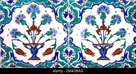 Ceramica artigianale piastrelle turche di Palazzo Topkapi, dal 16th ° secolo a Istanbul, Turchia. Foto Stock