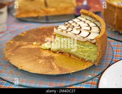 un pezzo di torta alla crema con primo piano di riempimento al pistacchio Foto Stock