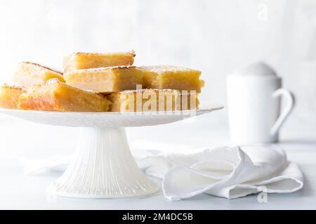 Deliziose caselle di limone su piedistallo cosparse di zucchero a velo. Foto Stock