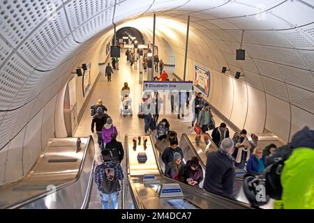 Persone pendolari turisti viaggiatori che viaggiano su una scala mobile nella nuova stazione della metropolitana della linea Elizabeth tunnel a Farringdon Londra UK KATHY DEWITT Foto Stock