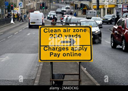 Bristol City council Clean Air zone segnale di avvertimento per entrare in zona avanti, a pagamento, pagare online, Regno Unito Foto Stock