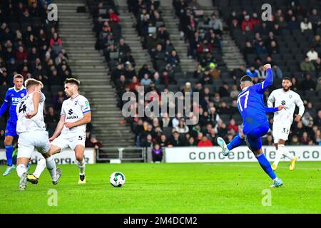 Ayoze Perez (17 Leicester City) tira e segna durante la partita della Carabao Cup 4th Round tra MK Dons e Leicester City allo Stadio MK, Milton Keynes martedì 20th dicembre 2022. (Credit: Kevin Hodgson | MI News) Credit: MI News & Sport /Alamy Live News Foto Stock