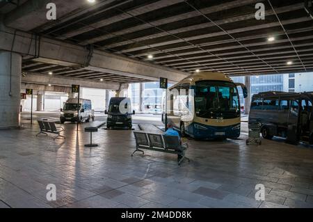 Partenze e parcheggio autobus, Alicante-Elche Miguel Hernández aeroporto Foto Stock