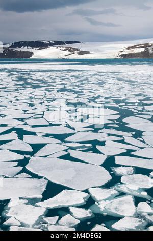 Antartide, Pitt Point. Mare rotto ghiaccio paesaggio. Foto Stock