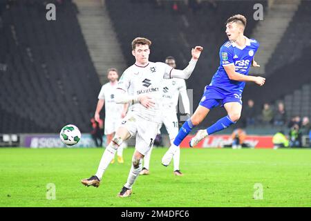 Luke Thomas (33 Leicester City) si dirige verso il basso durante la Carabao Cup 4th Round Match tra MK Dons e Leicester City allo Stadio MK, Milton Keynes martedì 20th dicembre 2022. (Credit: Kevin Hodgson | MI News) Credit: MI News & Sport /Alamy Live News Foto Stock