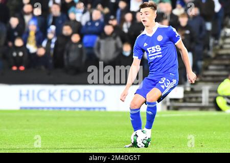 Luke Thomas (33 Leicester City) controlla la palla durante la Carabao Cup 4th Round Match tra MK Dons e Leicester City allo Stadio MK, Milton Keynes martedì 20th dicembre 2022. (Credit: Kevin Hodgson | MI News) Credit: MI News & Sport /Alamy Live News Foto Stock