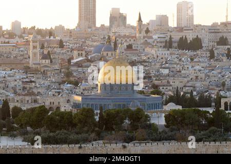 Cupola della roccia sul Monte Tempio della Città Vecchia di Gerusalemme, vista dal Monte Olive a Gerusalemme. Israele Foto Stock