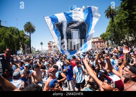 Buenos Aires, Argentina. 20th Dec, 2022. Calcio, Coppa del mondo: Dopo l'arrivo del campione del mondo Argentina a casa: I tifosi di calcio ondeggiano una maglia gigante 10 in attesa della squadra di calcio argentina a Plaza de Mayo. Credit: Alejo Manuel Avila/dpa/Alamy Live News Foto Stock