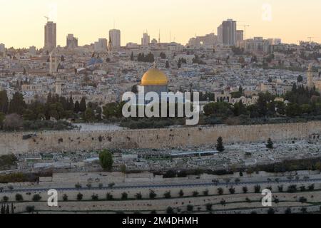 Cupola della roccia sul Monte Tempio della Città Vecchia di Gerusalemme, vista dal Monte Olive a Gerusalemme. Israele Foto Stock